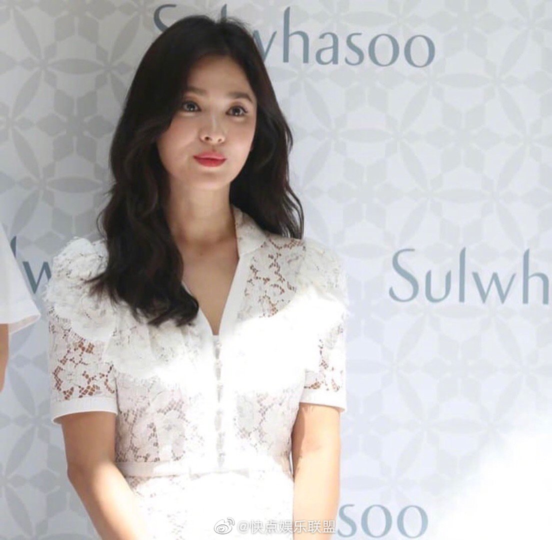 7月6日作为雪花秀sulwhasoo代言人的身穿miumiu连衣裙
