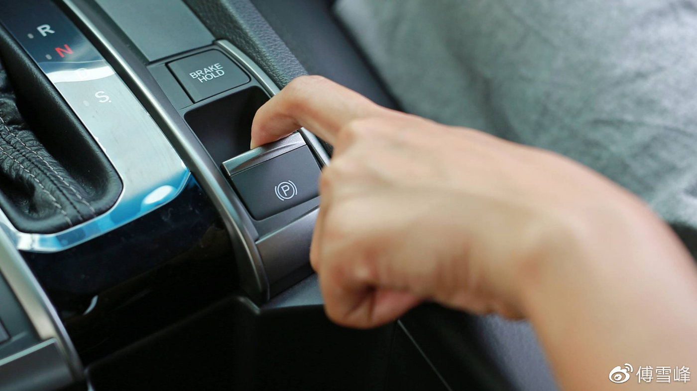 有的电子手刹,只刹两个后轮,所以制动距离会比较长,比如大众高尔夫