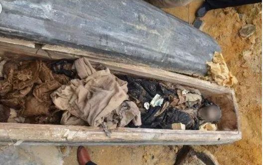 村民修路挖出一棺材,肉身衣服没腐烂,脸上的东西让人看了崩溃!