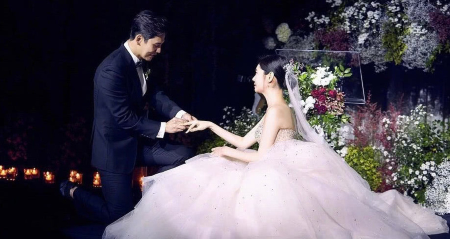 秋瓷炫在婚礼上跪地向于晓光求婚,儿子正面照曝光越长越像妈妈