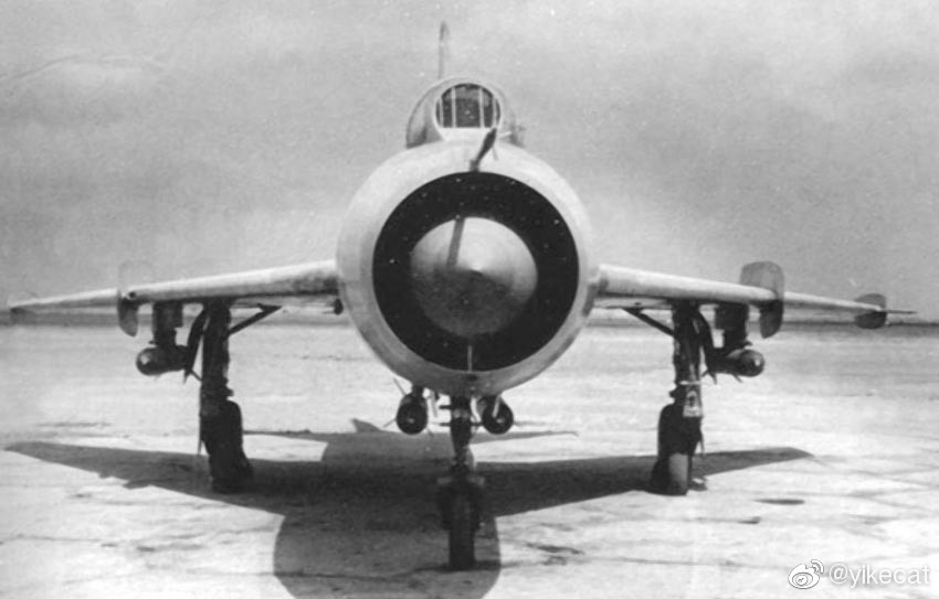 СухойСУ-7БМ/С22-2(sukhoi su-7bm/s22-2)歼击轰炸机原