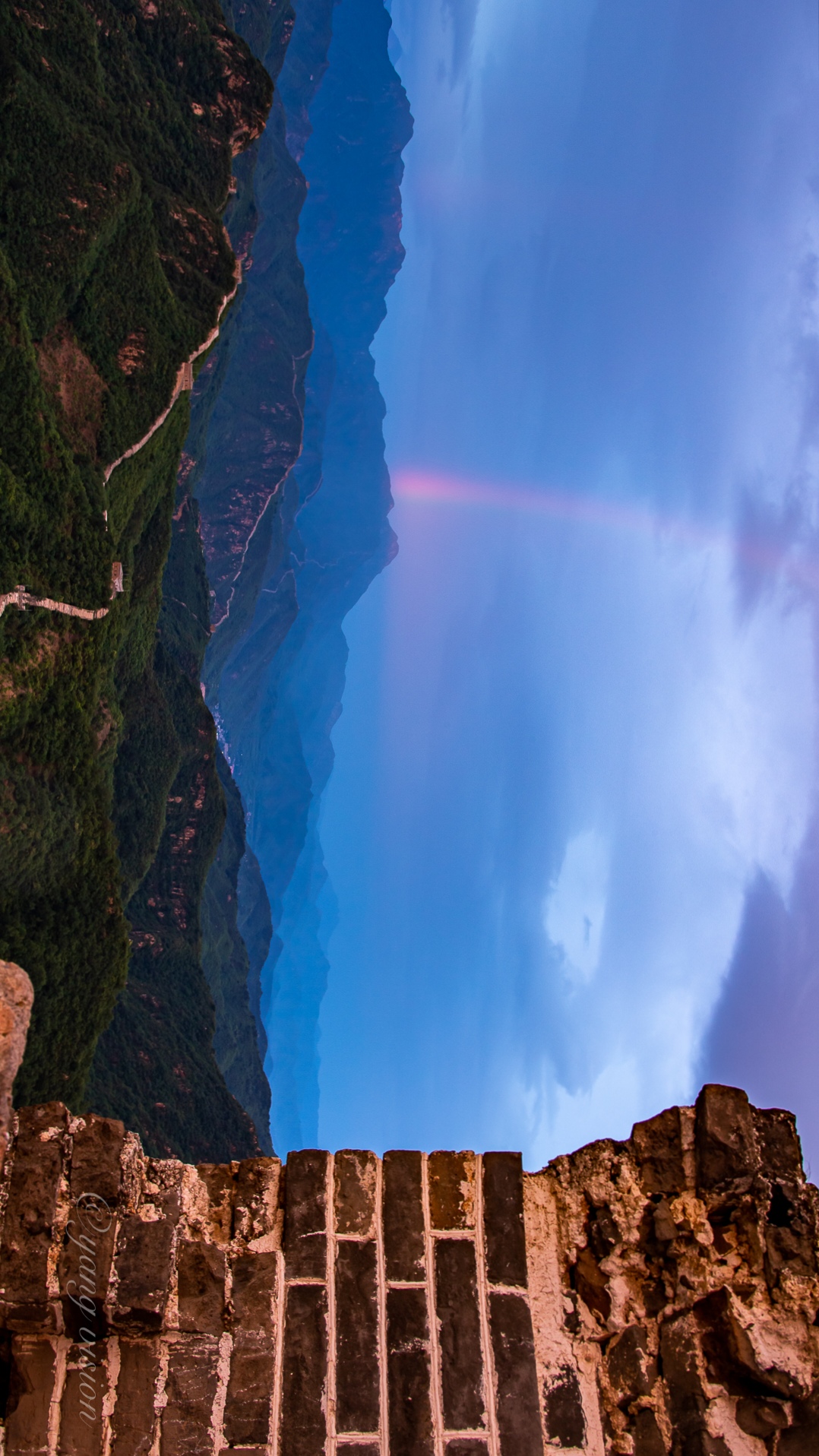 红虹、彩霞与长城同框