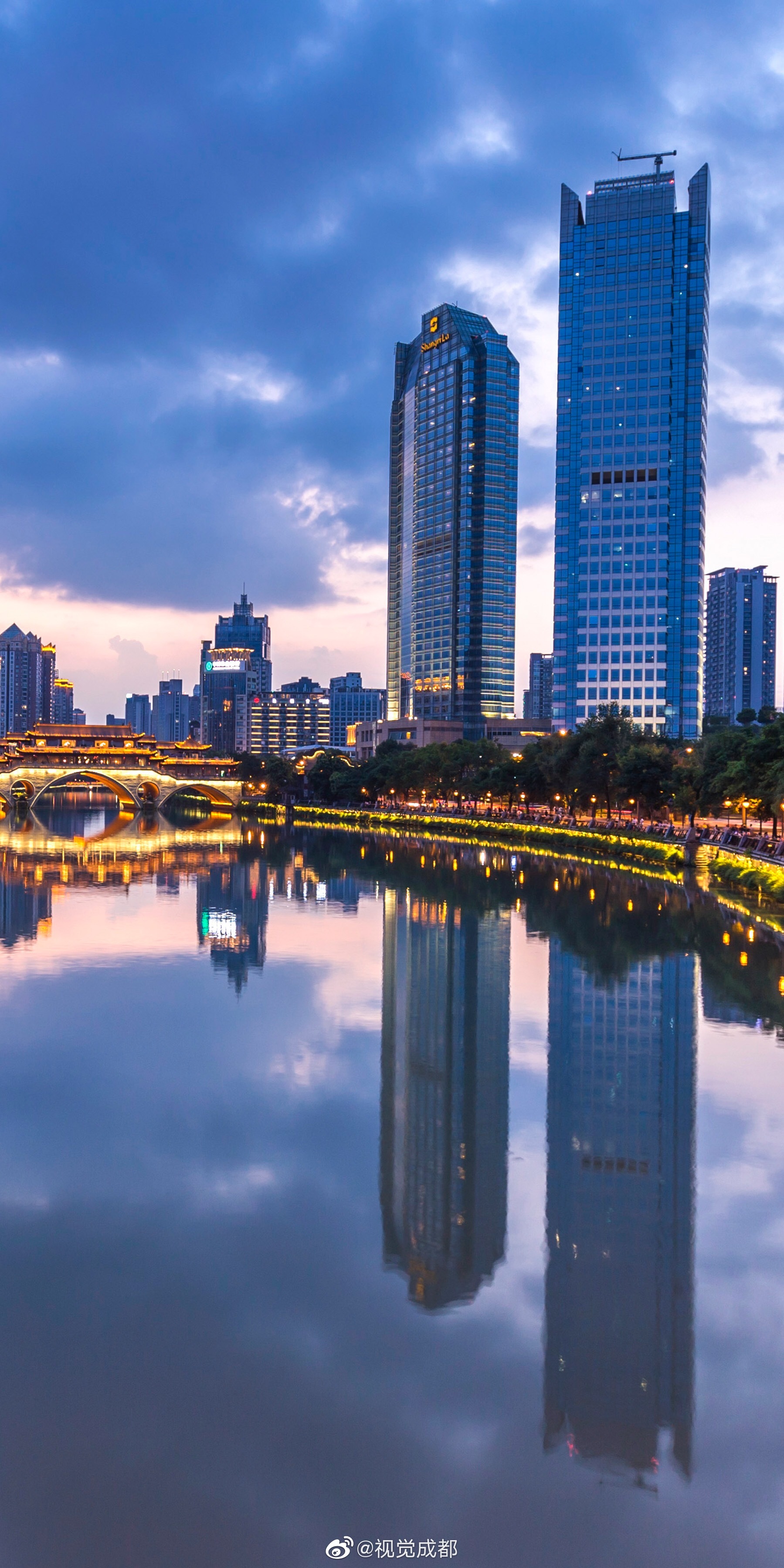成都,夜幕下的城市灯光,浸润在夜色里的人来来往往