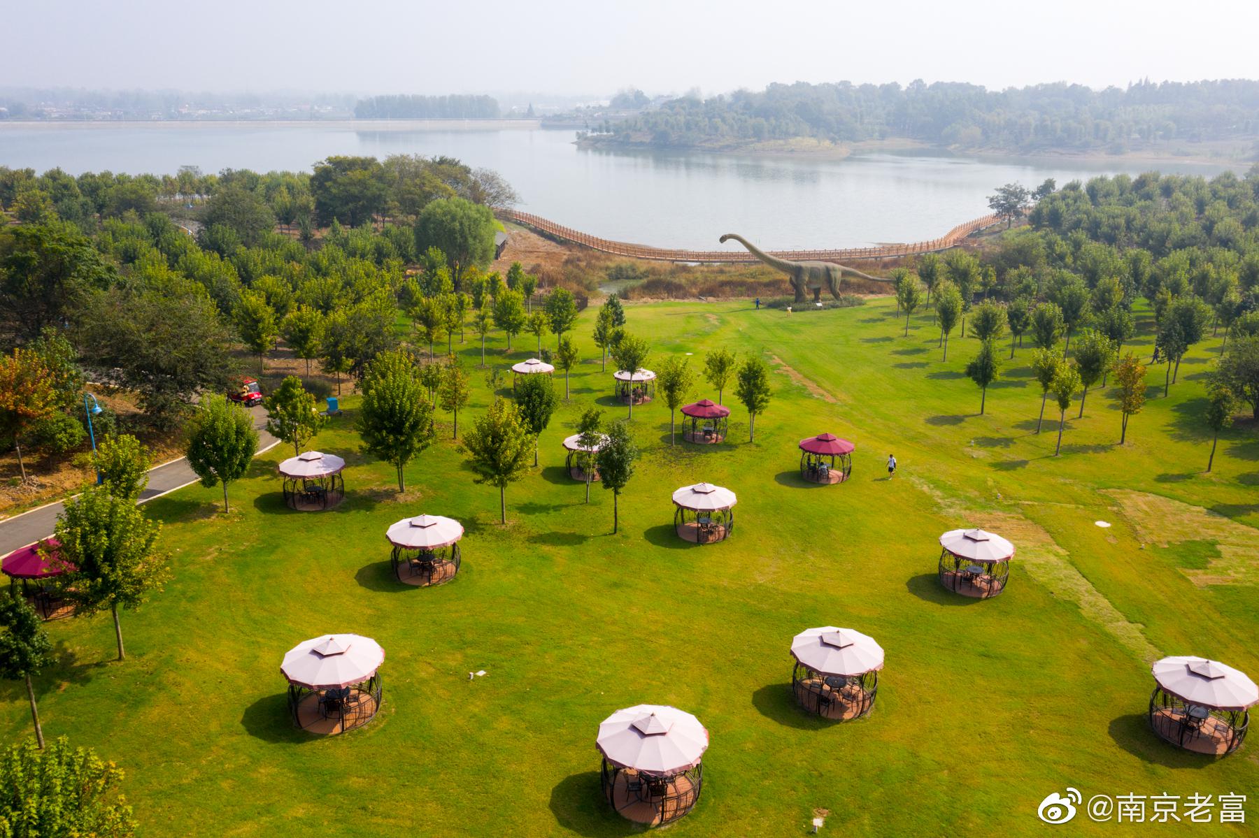 南京六合区的大泉湖枫彩漫城景区以浪漫多彩,快乐休闲,生态观光为主