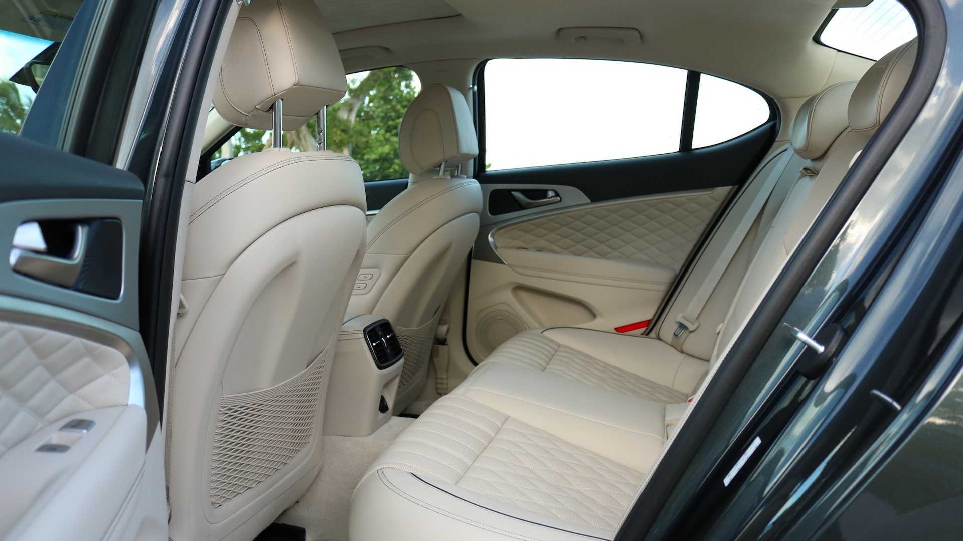 掀背式的车身为其赢得了659l的行李箱空间,所以在这一点上,捷恩斯g 70