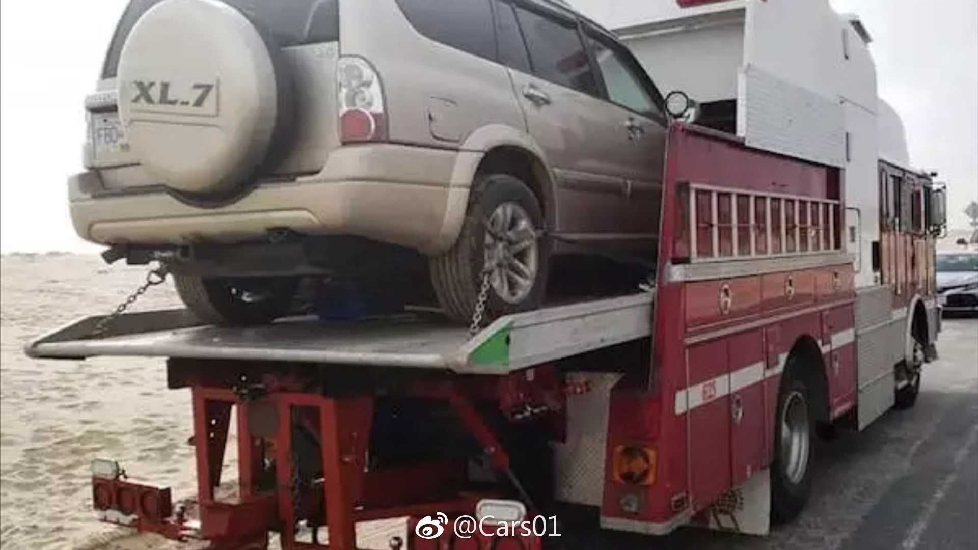 老外用一台退役的消防车 报废的游艇改造成一辆房车