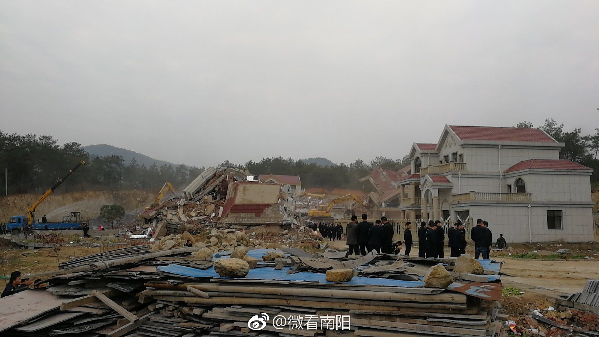 南阳依法依规拆除11栋违建别墅