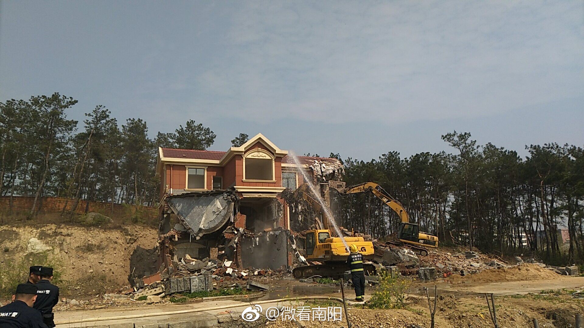 南阳依法依规拆除11栋违建别墅