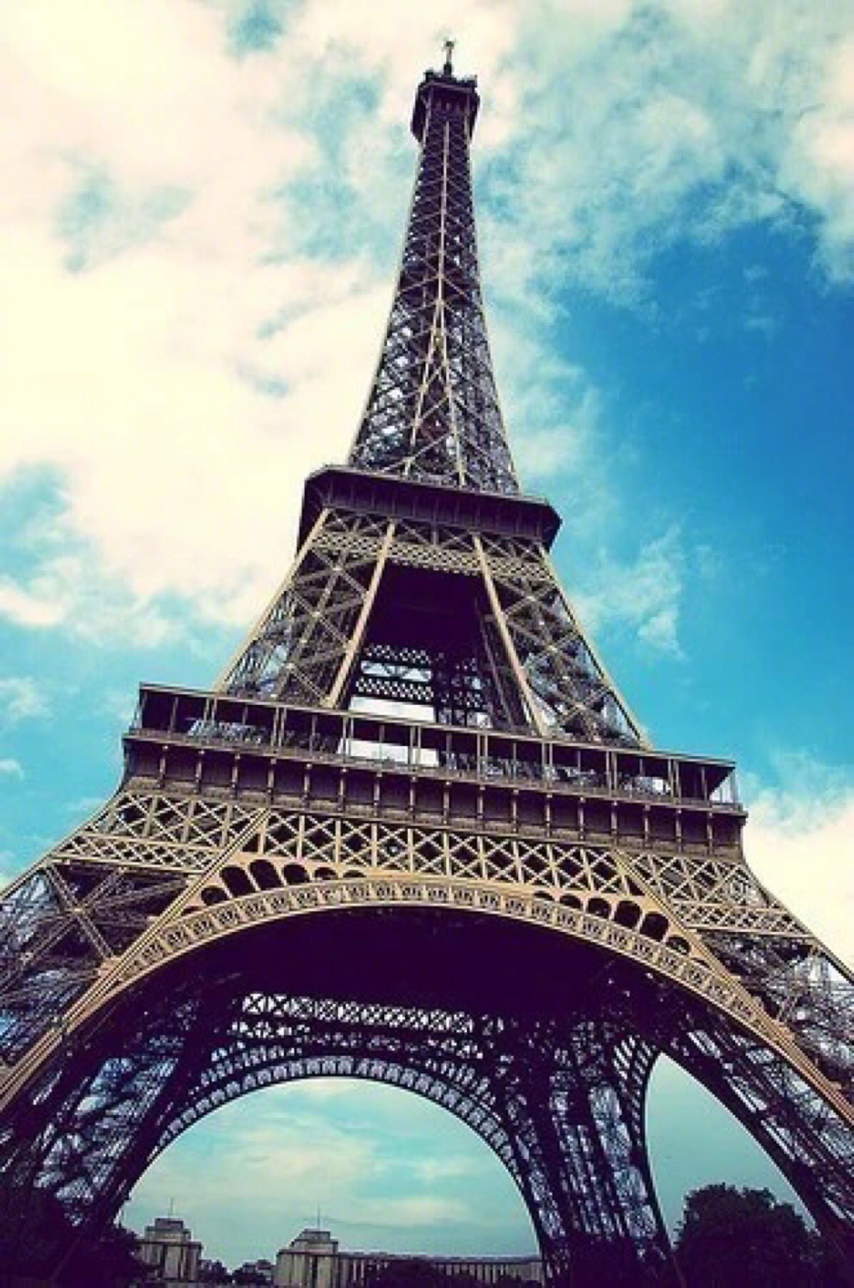 埃菲尔铁塔的来历和建筑特点 埃菲尔铁塔的历史意义和建造背景