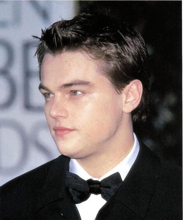 24岁的小李子就已经胖了,颧骨变宽两颊发腮