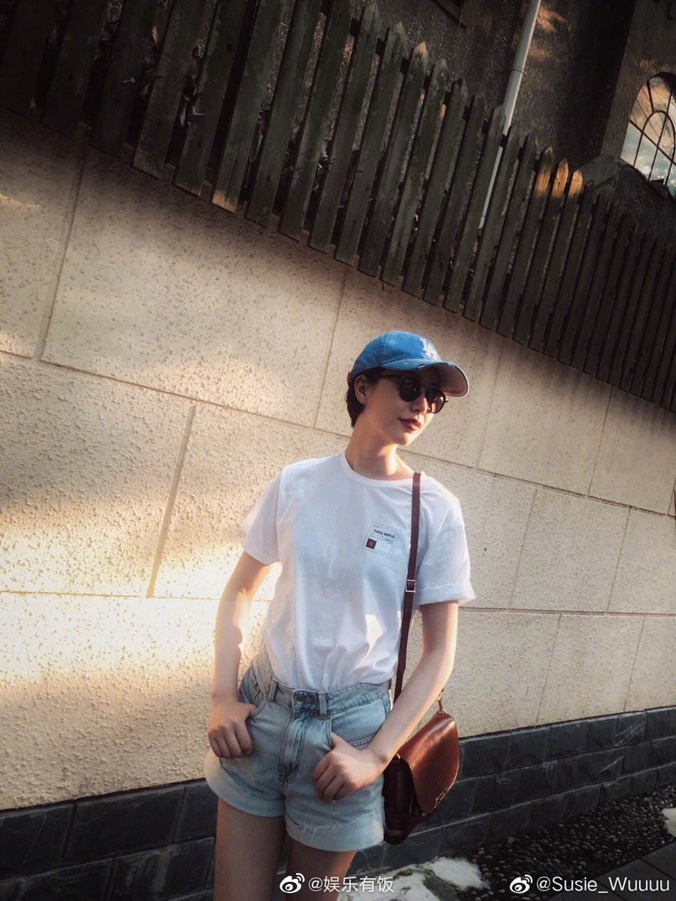 8月19日,李亚鹏女友susie罕见在微博晒出一组自己的生活美照