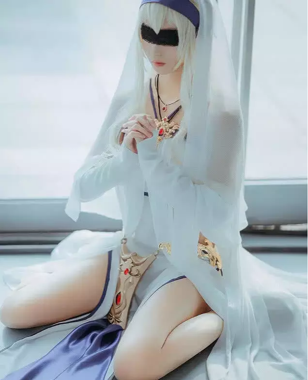 小姐姐cos剑之圣女, 看到一米大长腿, 网友直呼: 这谁顶得住