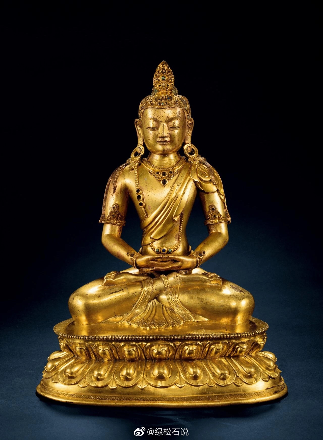 此尊无量寿佛著菩萨装头顶高发髻