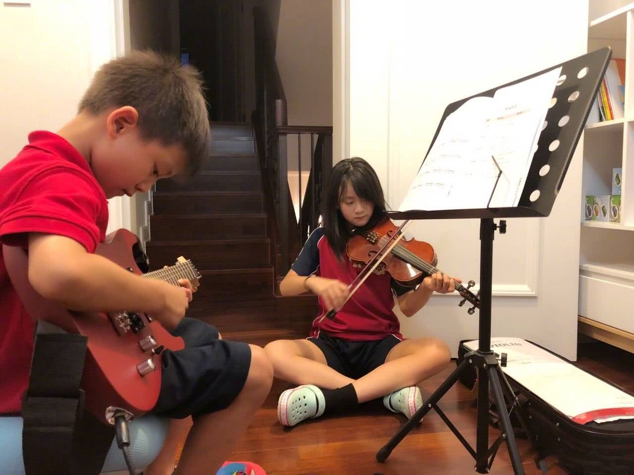 叶一茜晒cindy姐弟下军棋小亮仔模样胸有成竹