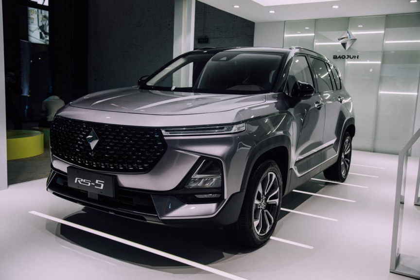rs-5是新宝骏旗下的首款车型,新宝骏rs-5的外观设计采用"星际几何"的