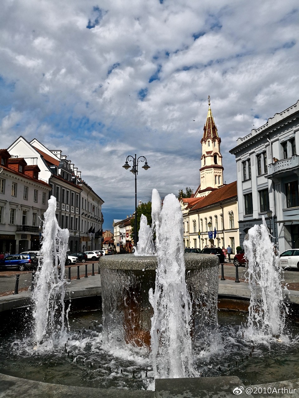 头图是我到立陶宛首都维尔纽斯看到的一幅涂鸦作品