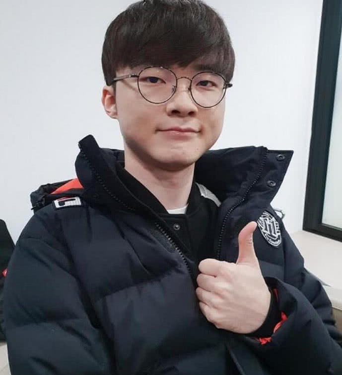 faker迷之操作引热议,队友问号警告,网友:他绝对故意的!