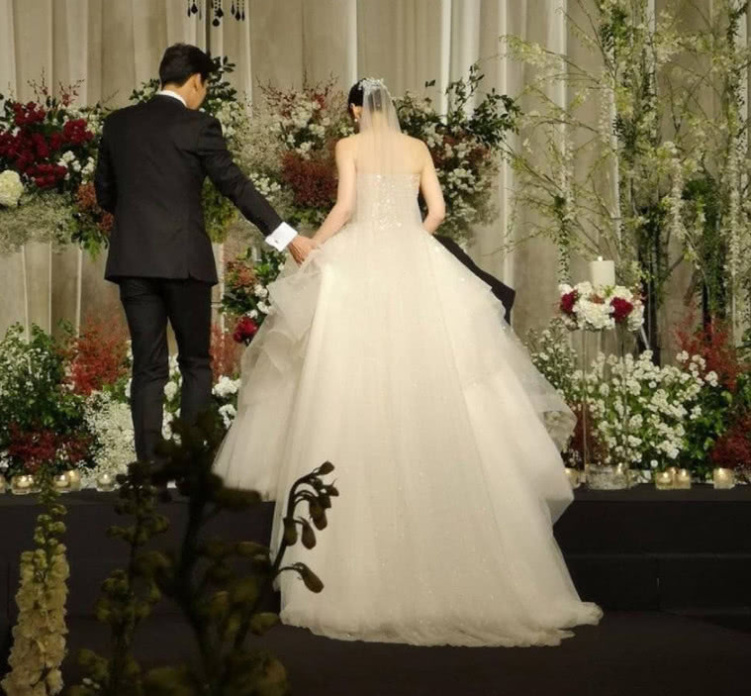 秋瓷炫在婚礼上跪地向于晓光求婚，儿子正面照曝光越长越像妈妈