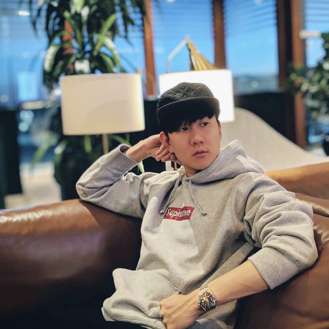 老林上身supreme x 施华洛世奇 25周年卫衣