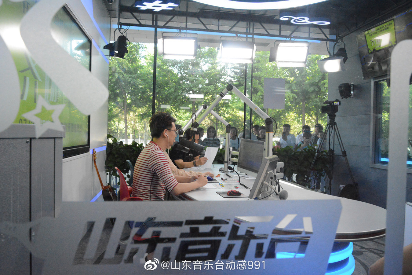 5月28日,星光熠熠的动感991融媒体直播间迎来小齐哥任贤齐回家