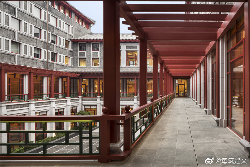 设计借鉴了工字厅和不远处贝聿铭设计的香山饭店,外立面采用具有北京