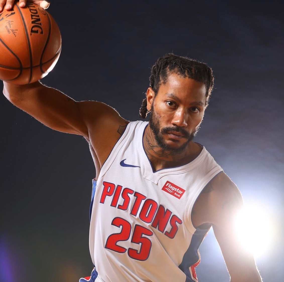 罗斯在活塞媒体日拍摄的一组定妆照