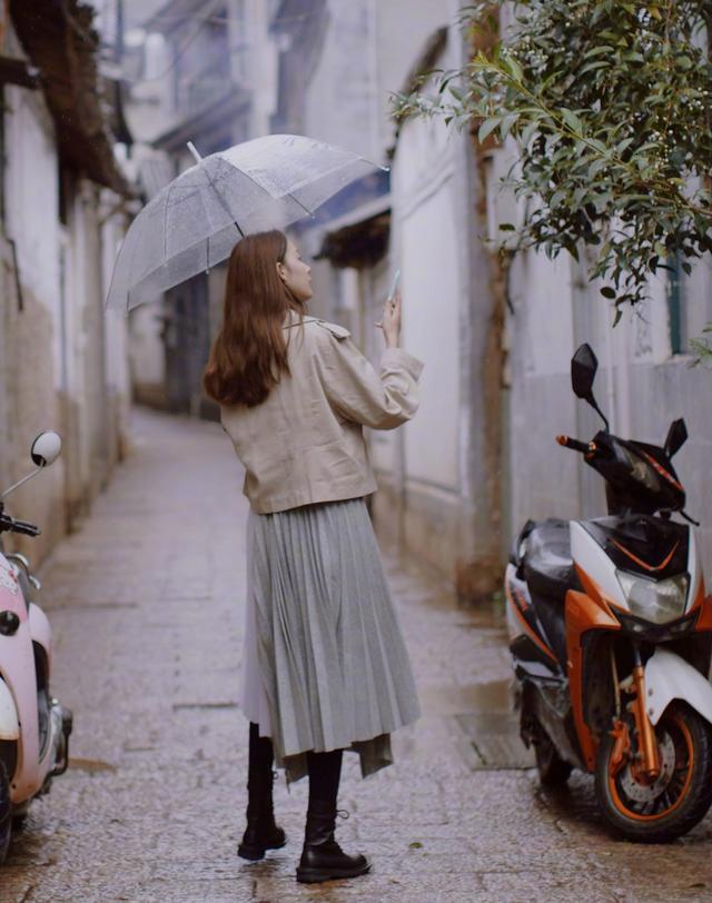 陈瑶晒小巷私服照,穿工装外套配百褶裙,秀背影都美到骨子里