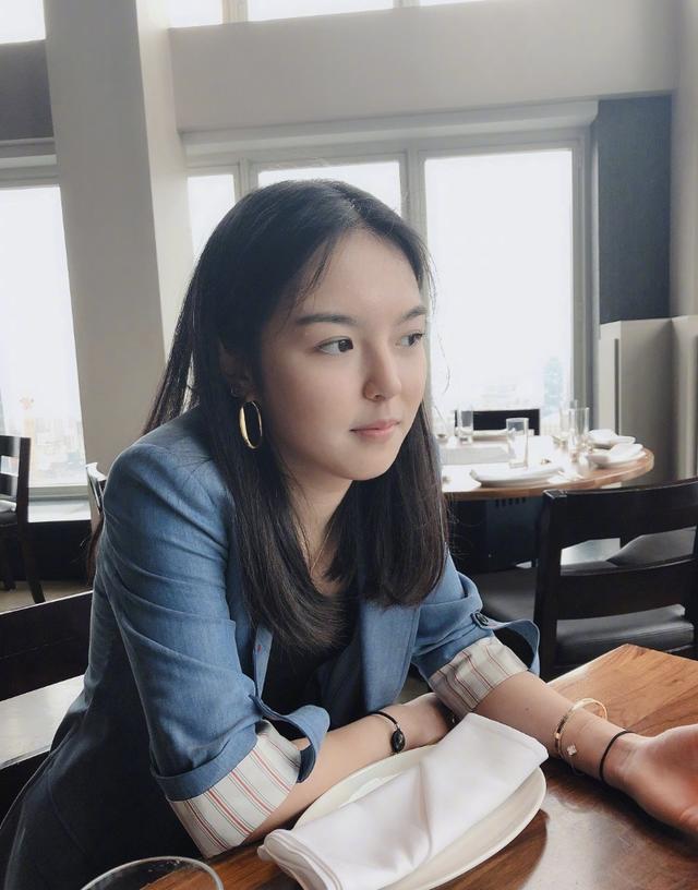 李咏女儿法图麦晒与哈文合影,亲切搂抱母女情深共度儿童节!