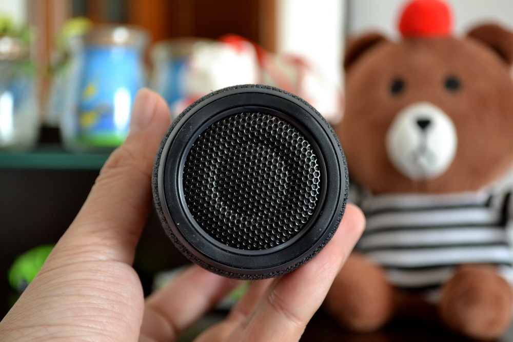 唱吧g1的音响发声孔设计在了底部,配合两侧被动板可以实现三向发声双