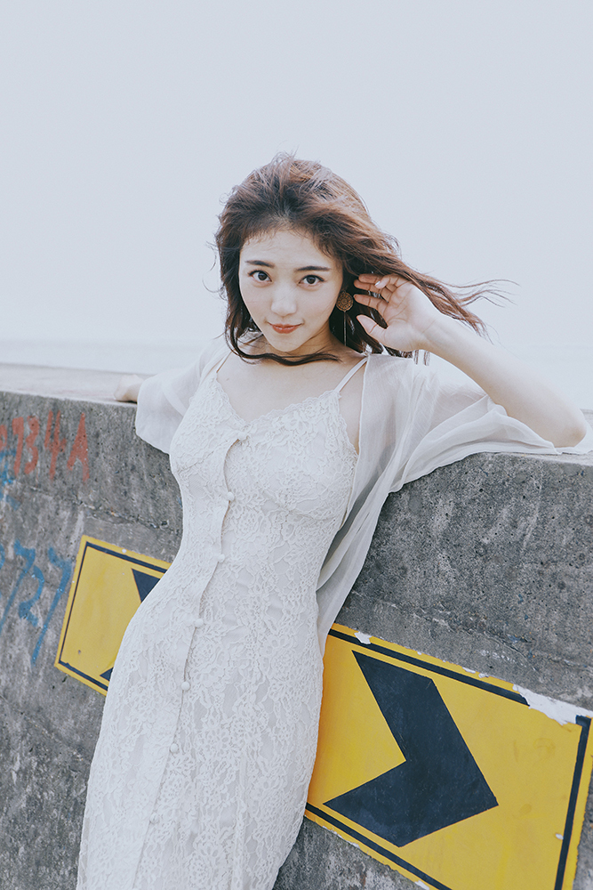 尹雨航曝光最新写真 浅白纱裙书写淡雅气质