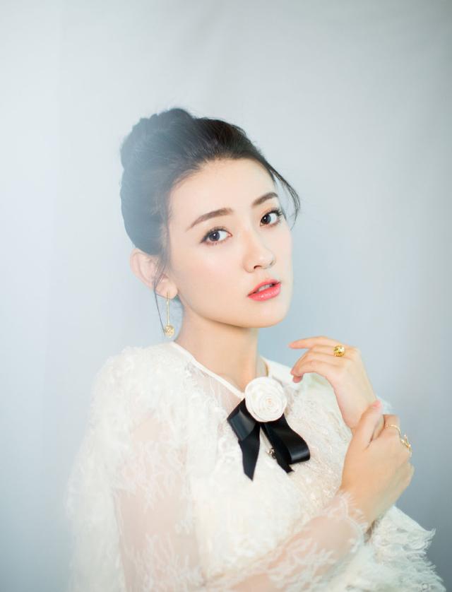 《双世宠妃》曲小檀,白色蕾丝裙美成公主,可穿错