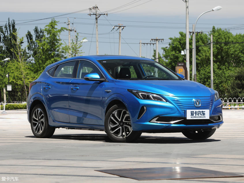 轴距为2700mm;外观细微调整,封闭格栅凸显其新能源车身份;长安逸动et