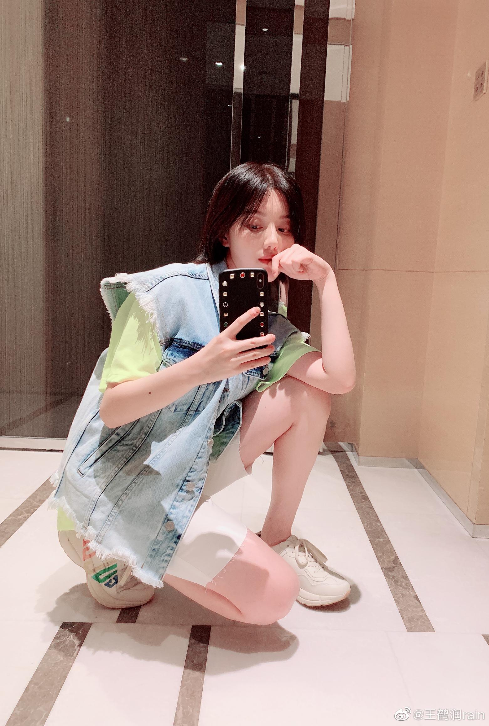 王鹤润荧光绿,属于夏天的颜色