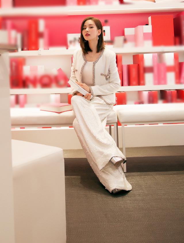 刘诗诗这状态超级完美,产后走优雅路线,一身白色装扮温婉又帅气