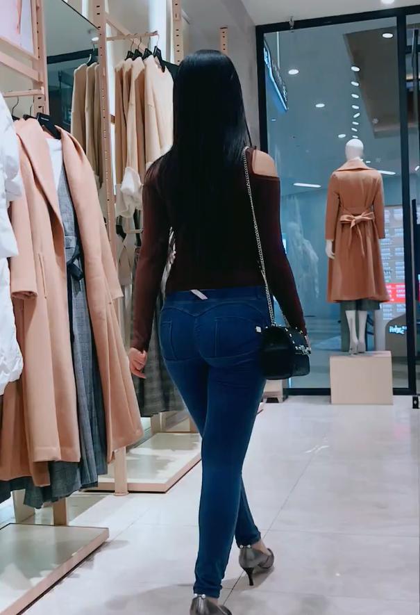 商场里微胖女生时尚又好看普通牛仔裤修饰出背影女神