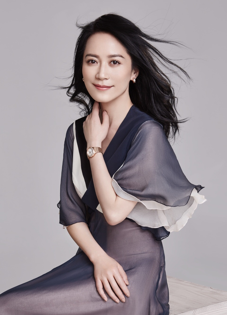 48岁俞飞鸿只不过把头发留长一点明明脸没变却显得意外高级