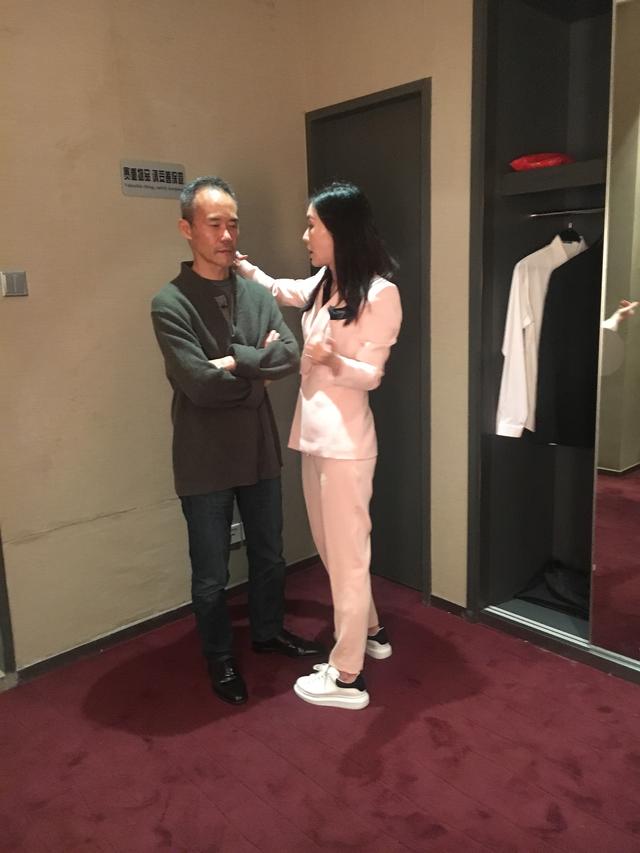 亲密同框田朴珺蹲地为王石系鞋带刮胡子上演捧脸杀