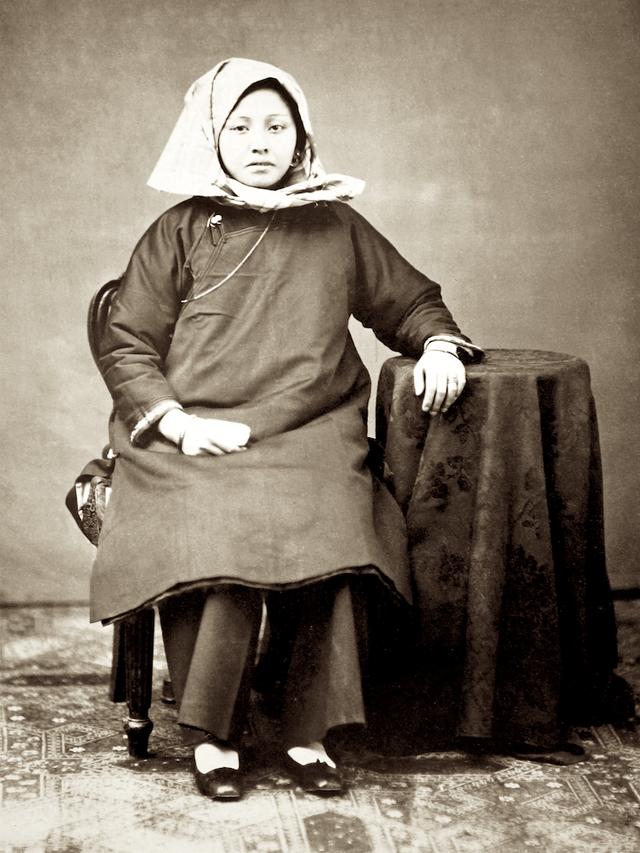 【香港女子】清代嘉庆和道光以前,汉代女装仍以明代服装造型为主.