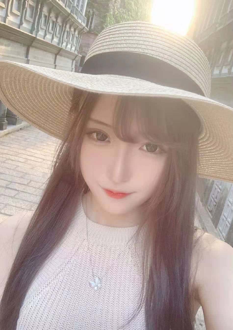 腐腐团儿身穿白色v领吊带衣,当看清正脸后竟撞脸迪丽热巴,太美