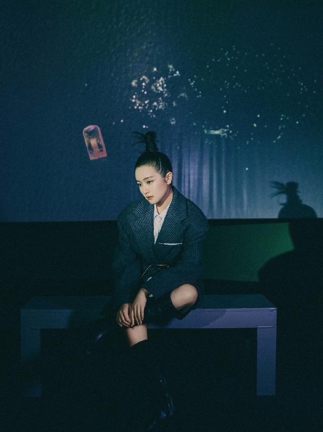 李兰迪最新杂志照出炉,宽大西装搭长靴出镜,眉眼间英气十足