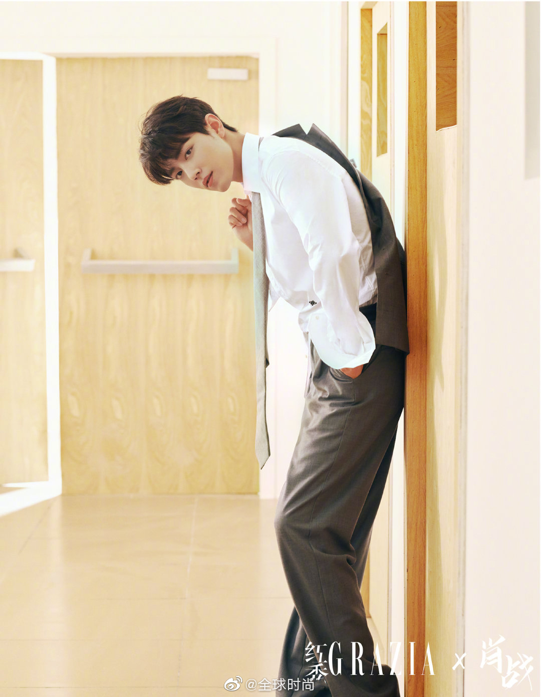 肖战登《红秀》电子刊创刊号封面,西装校服帅气慵懒