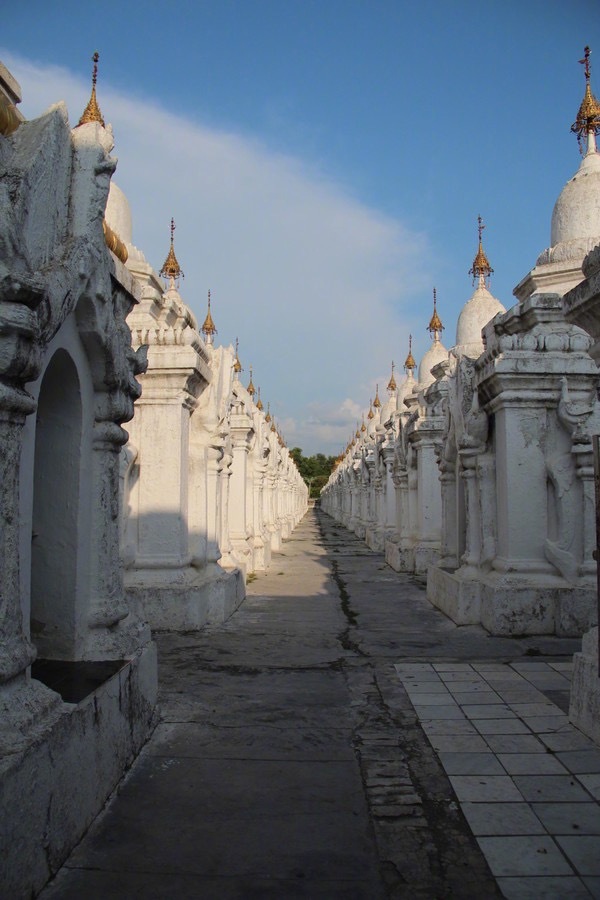 缅甸·瓦城 曼德勒市中心绝美758座白塔方阵踏入柚木色大门内 两边层