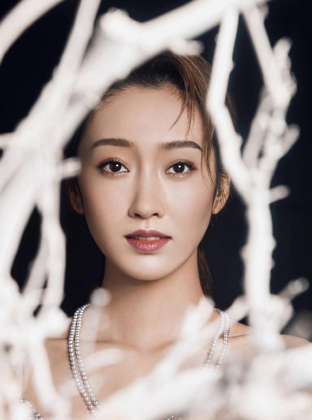 演《陈情令》师姐让她大红,今穿吊带亮片裙配毛绒大衣,性感吸睛