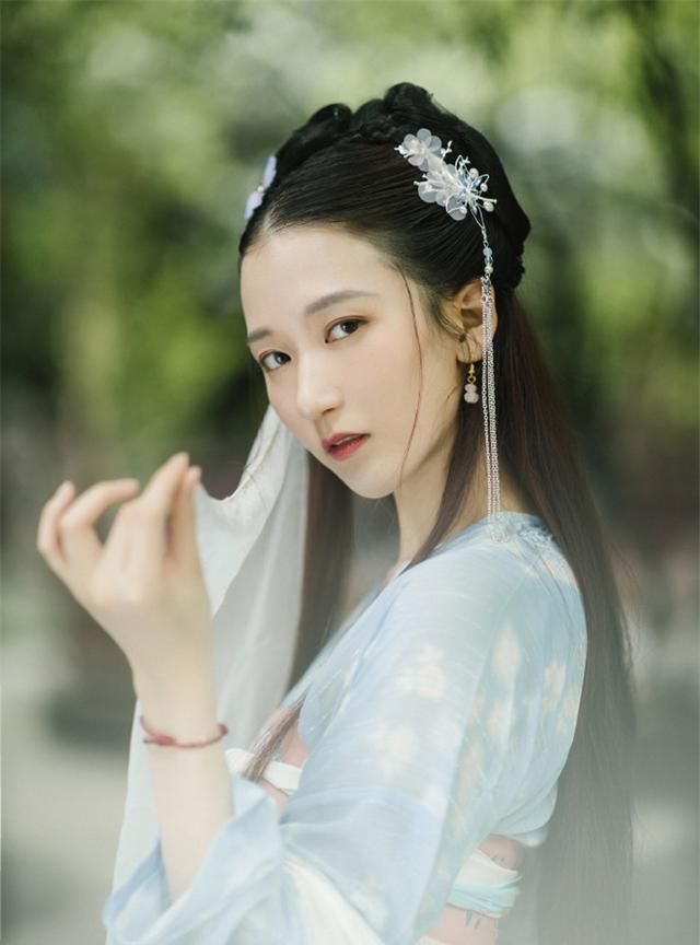 吴哲晗汉服装扮能打几分?齐胸襦裙搭配神秘面纱