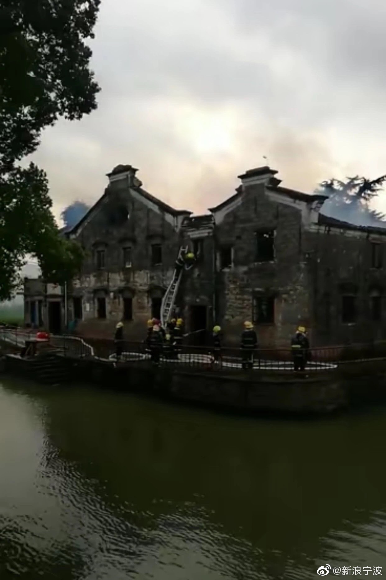 镇海骆驼老街旧宅突发火灾
