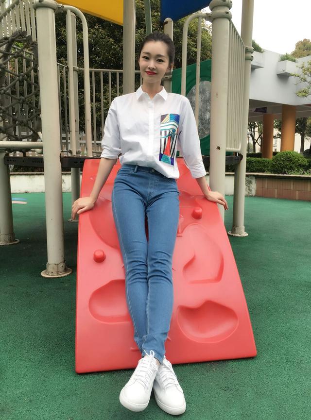 30岁宋轶变小公主了穿粉色泡泡袖连衣裙配高跟鞋坐姿优雅