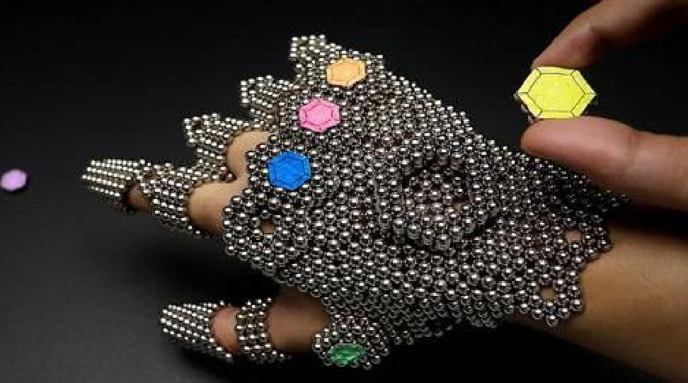 老外脑洞大开用巴克球自制无限手套,宝石装好后,才是精彩的开始