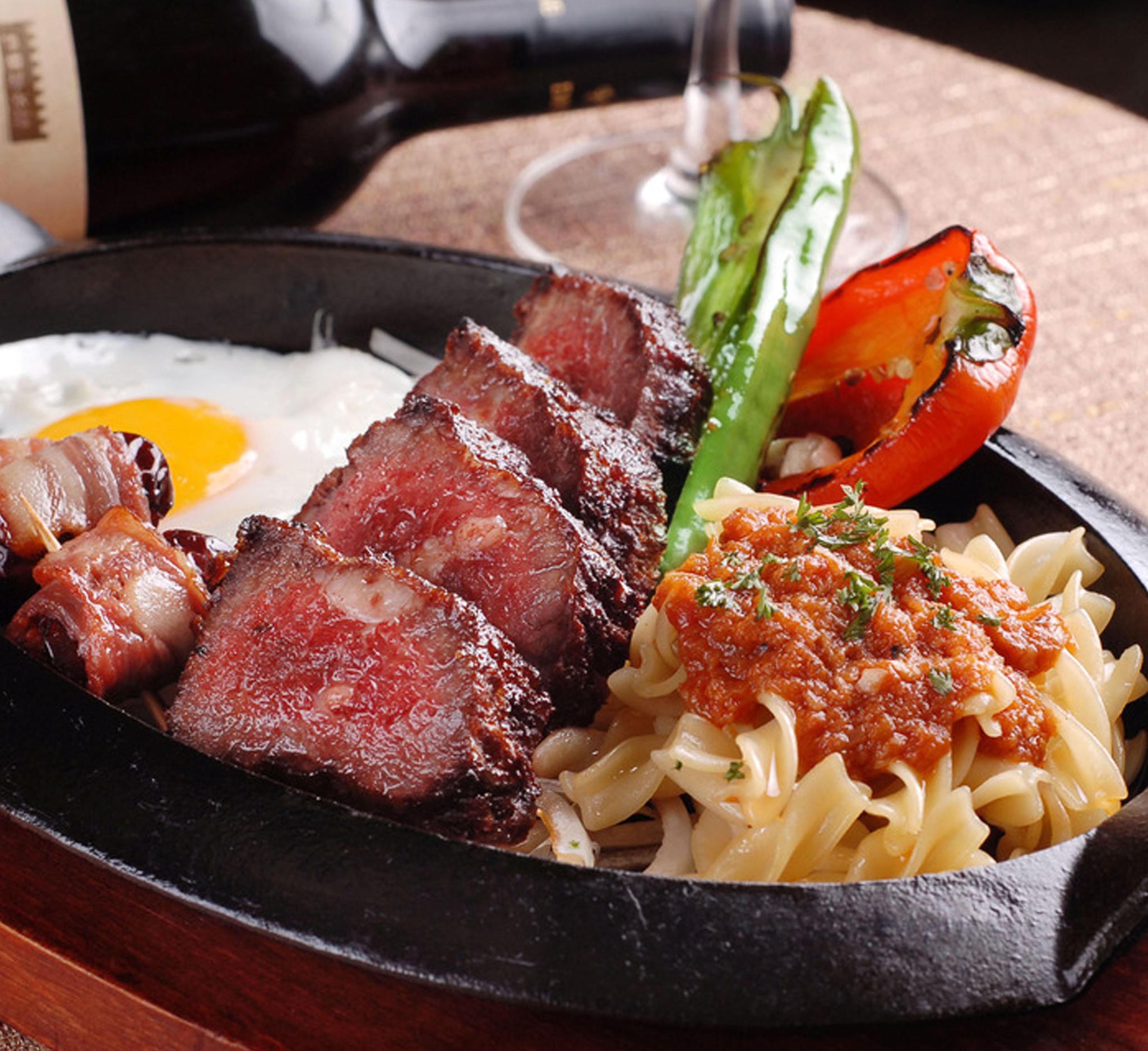 吃牛排时,不熟鸡蛋一口吃掉话,有人会嘲笑你"土老帽"!