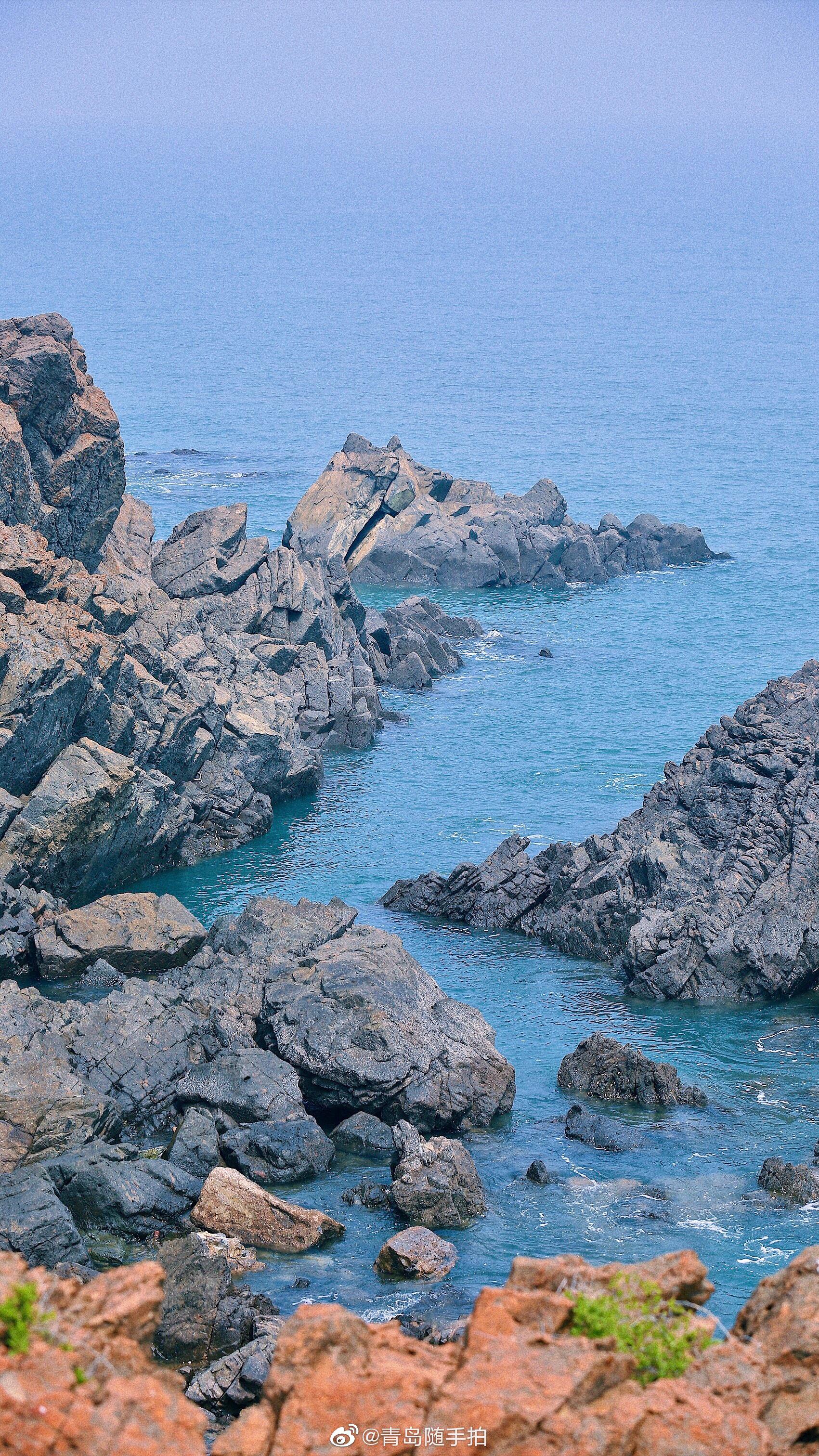 一片浩瀚无垠的大海,一叶扁舟,春光中的这一切都充满了诗意