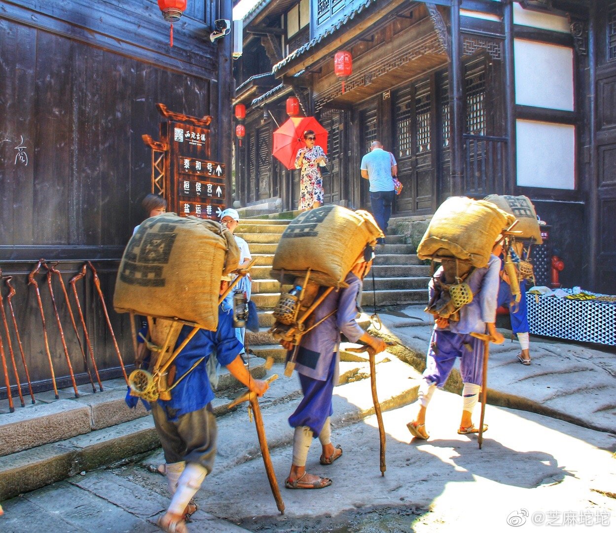 西沱古镇背盐工上演千年巴盐情重庆石柱西沱古镇